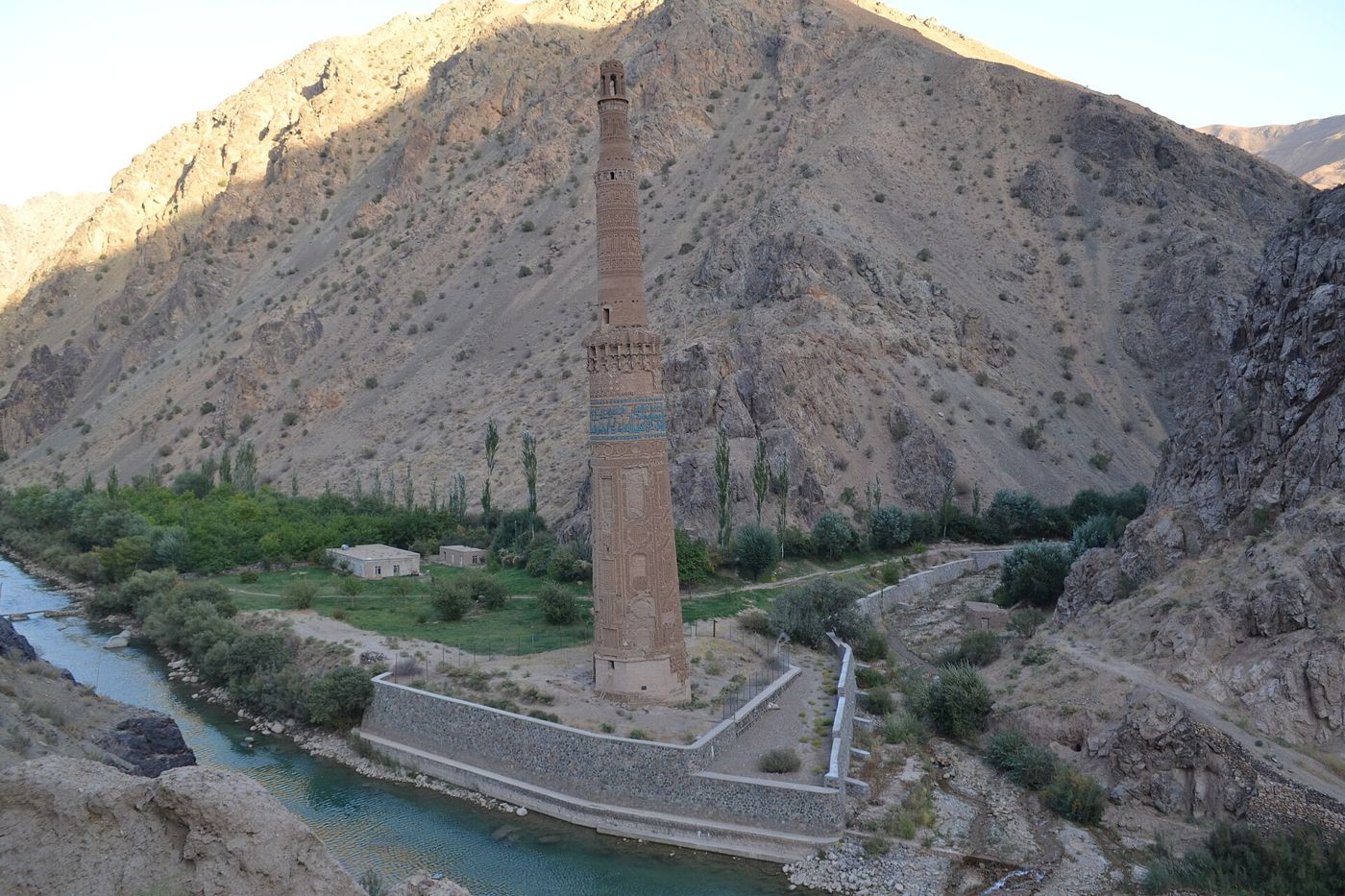 Minaret de Djam dans une vallée